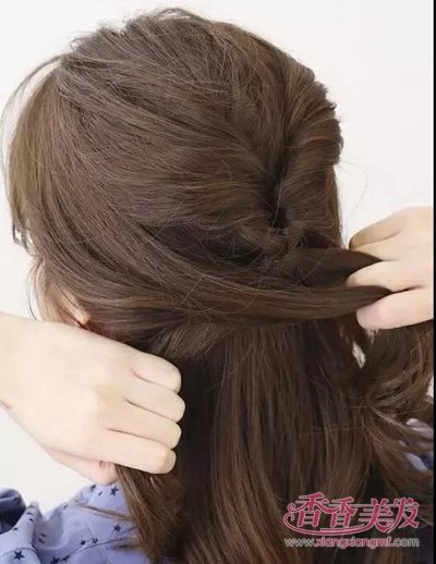 中长发如何做好看的低马尾 适合中长发的漂亮低马尾扎发图解