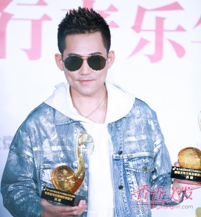 今年夏季清凉发型还属剃两边发型 2018夏季男生铲两边发型设计