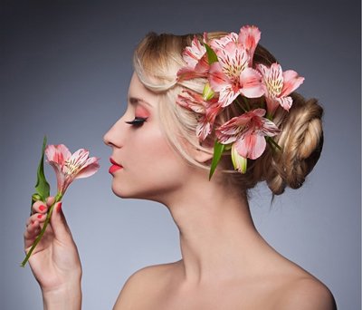 新娘发型用鲜花做头饰 新娘头上鲜花有哪些造型