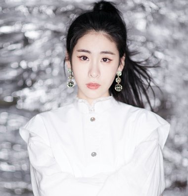 Ů��һ������������β�跢�� ��Ů�Լ���һ������������