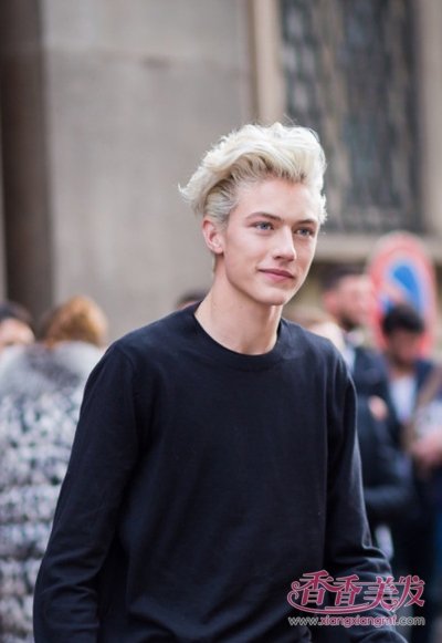 ����С����Ҳƫ����ͷ���� С���������ʱ�ֵı�ͷ����