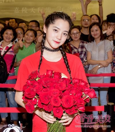 �ļ��г���Ů���͸�������ͷ�� ����ʱ�г�����