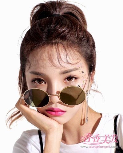 �ļ��г���Ů���͸�������ͷ�� ����ʱ�г�����