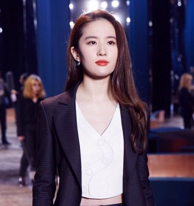 ���ɾ��Ͳ��˾������� Ů��������Ȼ΢����������