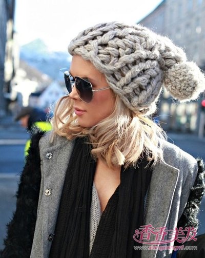 ���ñ�ӵĶ̷�Ů������Ҳ�ܱ�С�� ��ñ�ӵĶ̷�С��Ů����������һ����