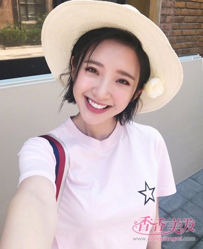 ���ñ�ӵĶ̷�Ů������Ҳ�ܱ�С�� ��ñ�ӵĶ̷�С��Ů����������һ����