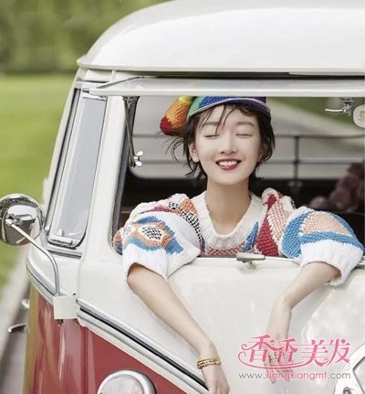 ���ñ�ӵĶ̷�Ů������Ҳ�ܱ�С�� ��ñ�ӵĶ̷�С��Ů����������һ����