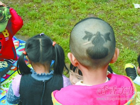 男婴儿短发来点雕刻很不错 一岁左右男宝宝个性发型回头率爆表