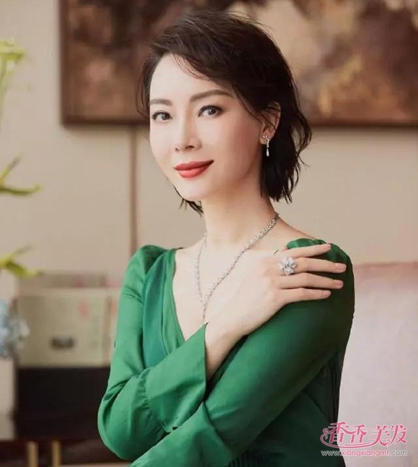 四十五岁发型烫一烫更时髦 适合中年女性的好看流行烫发造型示例