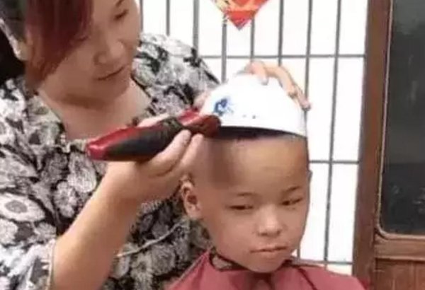 ����ͷ�ڼ�Ҳ�ܼ� С��������ͷ����ͼ������һ���ͻ�