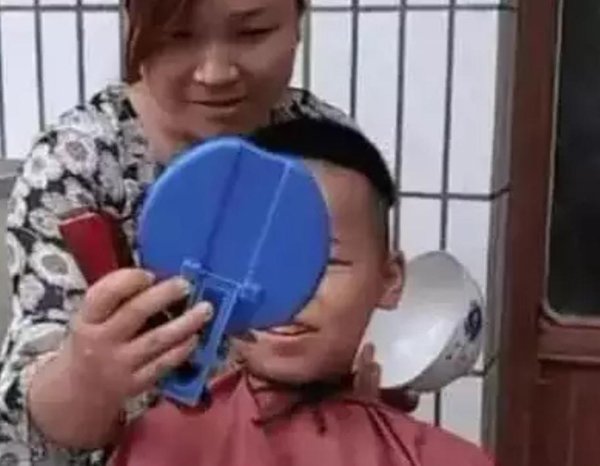 ����ͷ�ڼ�Ҳ�ܼ� С��������ͷ����ͼ������һ���ͻ�