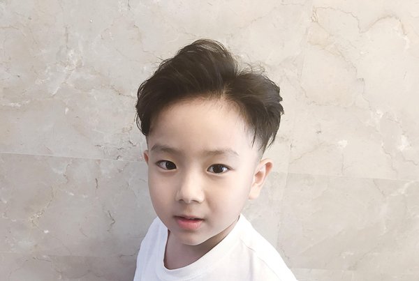 С�к�����Ҳ�³� 4��С�к�˧�����з���ͼƬ