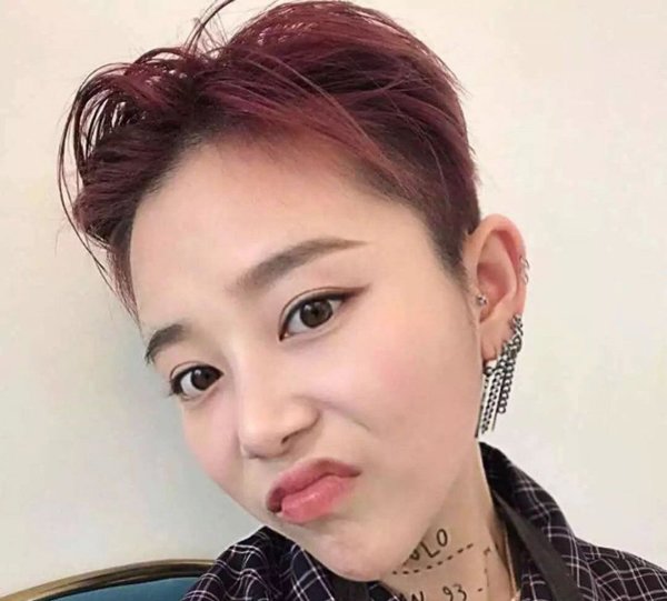 ��Ů�����������ߵĶ̷� Ů��˧���������³��̷�����ͼƬ