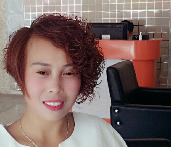 ���Գ����Ķ̷���Ҫ�� Ů��һ�߳�һ�߶̵Ķ̷�����ͼƬ