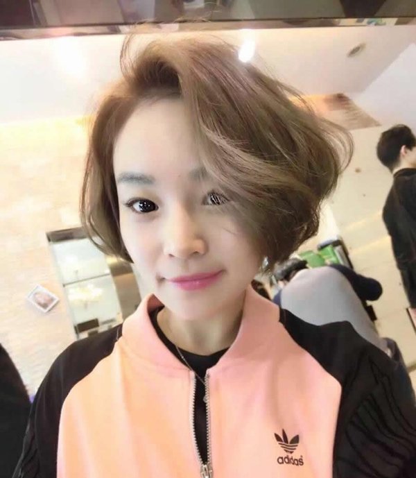 ���Գ����Ķ̷���Ҫ�� Ů��һ�߳�һ�߶̵Ķ̷�����ͼƬ