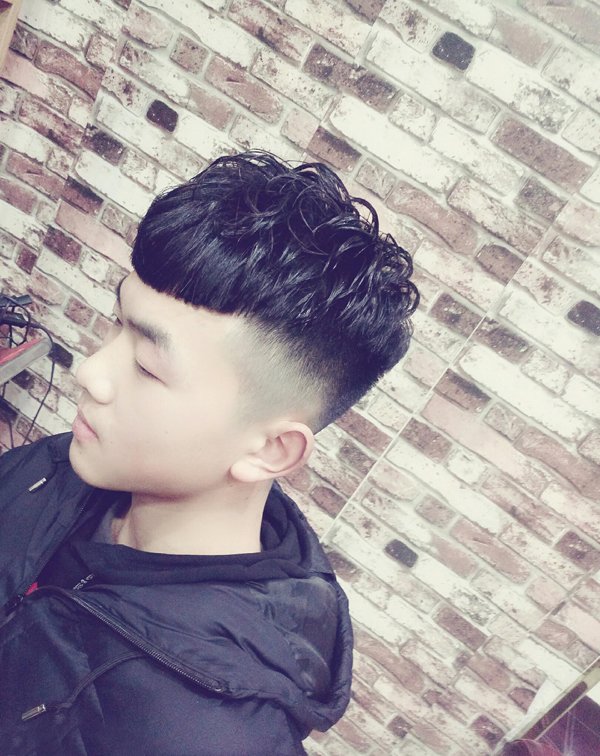 �����ˣ����ߺͺ�������ķ��͸����� �����������¶̷�����ʾ��