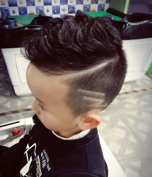 男儿童露额短发发型雕刻发型也会时常出现在儿童的发型中,看这款将