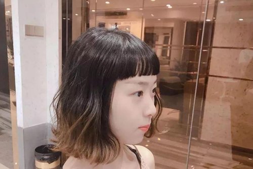 ��Ů�ⷭ�����ͷ����������Ȧ �����뷢ɫ���ִ�����Ů��