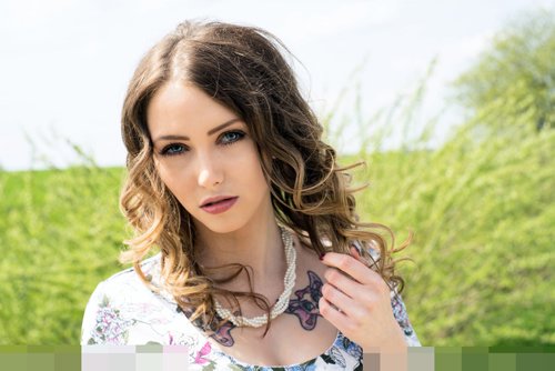 Ů�����ò��˾����������� ʢ�ĳ����е�ͷ����ɫʾ��