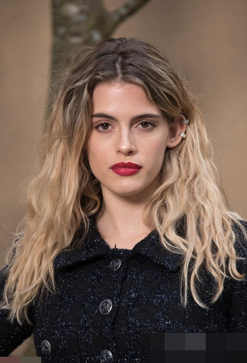 Ů��������ͷ��ڹ�Ͷ��ض� ����ͷ����ɫ�����Դ�