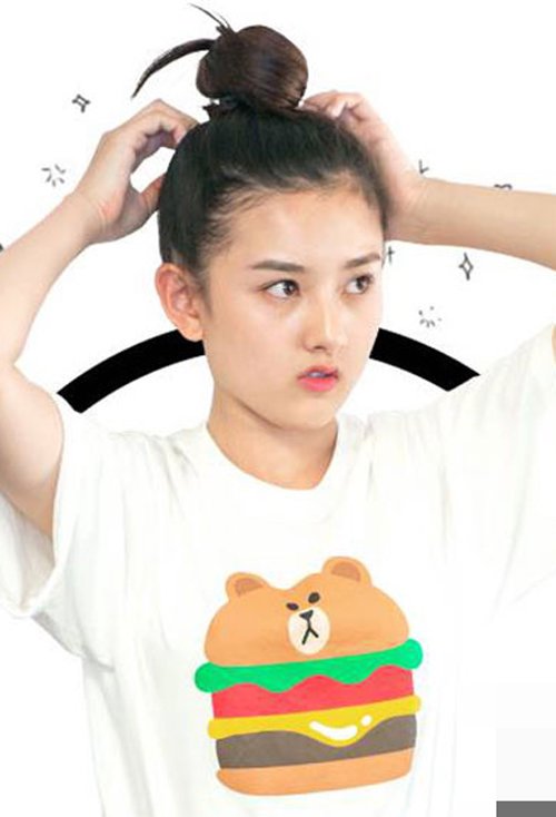 女生扎冲天丸子头迷人电眼 受人追捧清爽宜人丸子头图