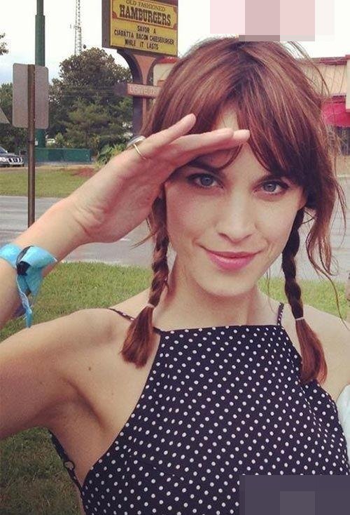 ��խŮ����˫��������ͼƬ ���ô��ȵ�Ů������ӷ���