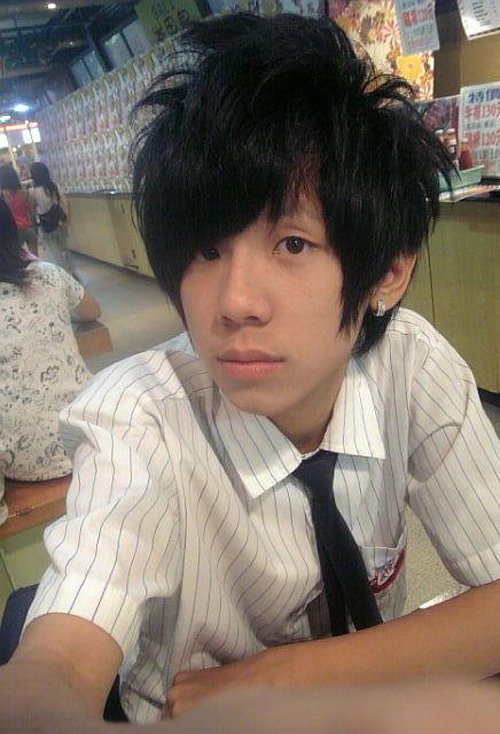 13��������˧��Ķ̷����� С�����ʺ����ʱ�ж�ͷ��