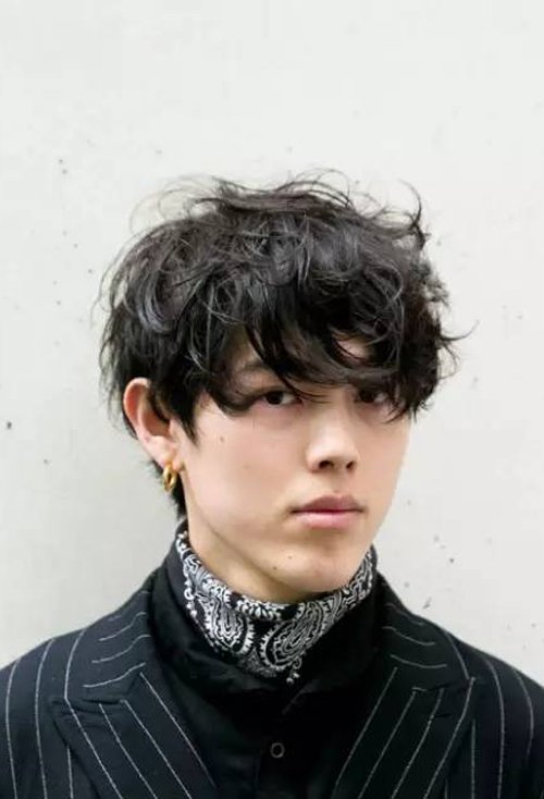 男生雅痞风短卷发帅气有范 张扬个性吸眼男生酷短头发