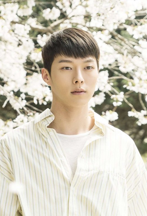 С�������߲��̷������ഺ ˧�����ȵ���������չʾ