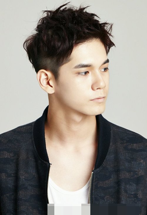 С�������߲��̷������ഺ ˧�����ȵ���������չʾ