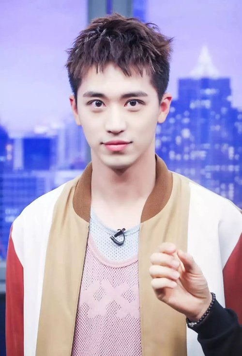 С�������߲��̷������ഺ ˧�����ȵ���������չʾ