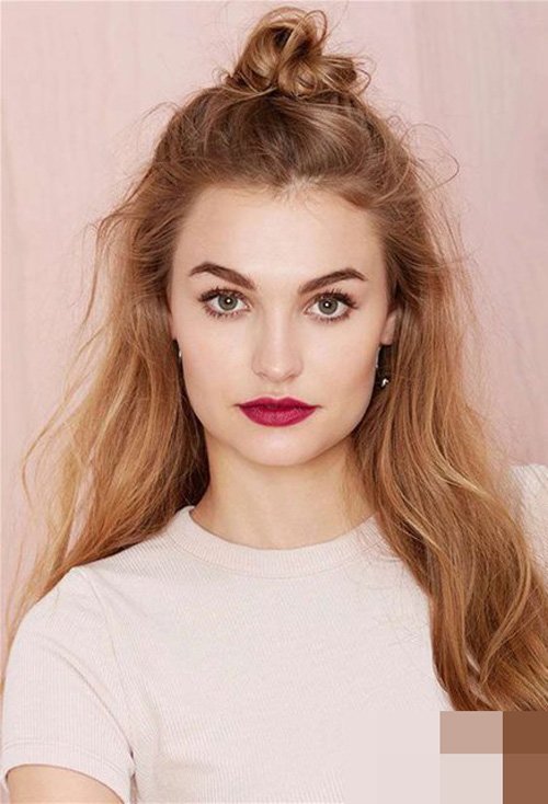 ���������ŵ�����ͷ����ϵ �ֵ���ס������Ů������ͼ