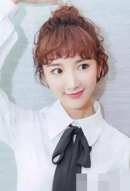 ����Ů�������ͷ��ʱ������ ���ڶ�Ů����Ԧ�Ľ��Ƿ�ɫ