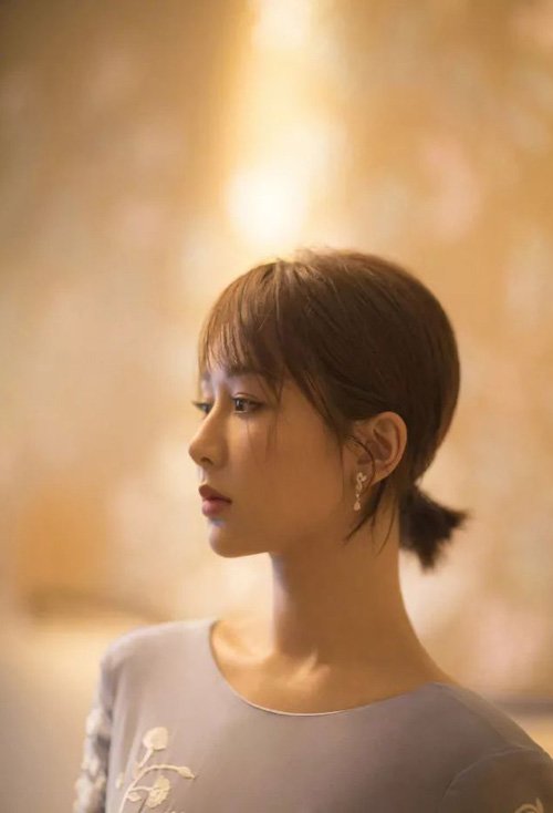 ����Ů�������ͷ��ʱ������ ���ڶ�Ů����Ԧ�Ľ��Ƿ�ɫ