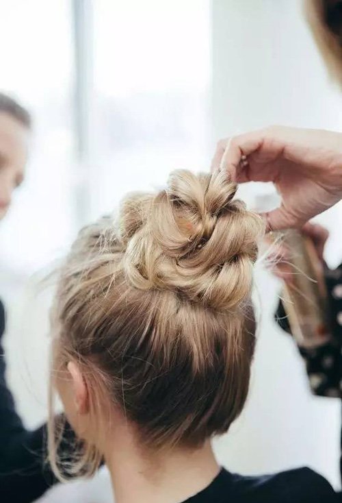 头发很软适合什么发型 美炸天边的女生卷烫发设计