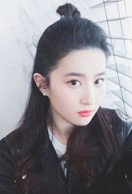 女生长发扎可爱苹果头发型 玩转时代的多种扎发大全