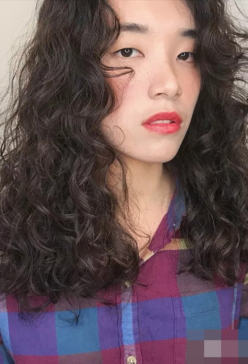 如何打理迷人卷烫头发造型 切换潮女风采的女生卷发