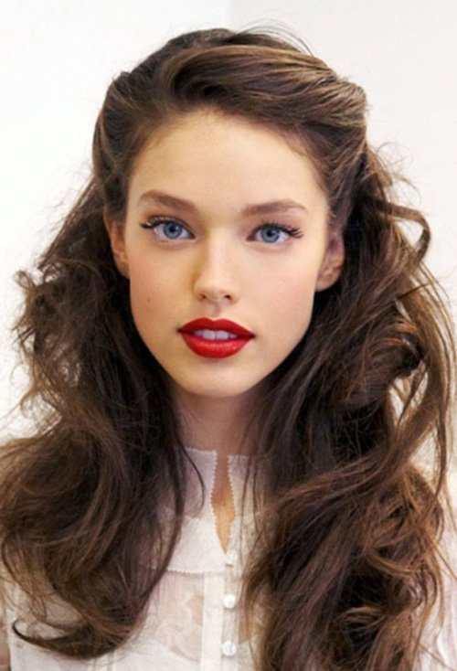 如何打理迷人卷烫头发造型 切换潮女风采的女生卷发