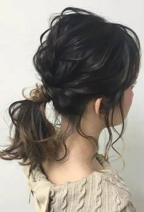 女生碎发太多怎么扎马尾 看看长发女生如何扎马尾