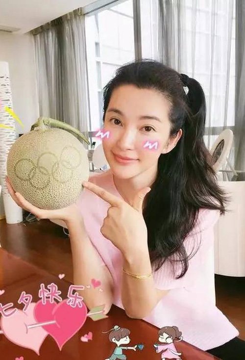 女生碎发太多怎么扎马尾 看看长发女生如何扎马尾