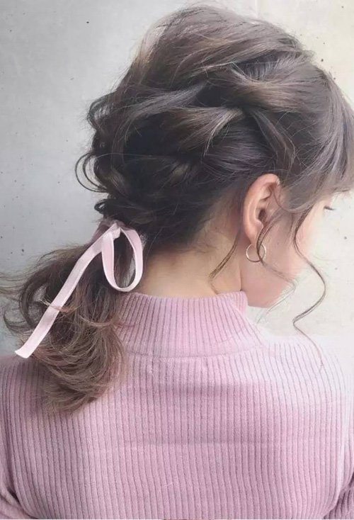 女生碎发太多怎么扎马尾 看看长发女生如何扎马尾