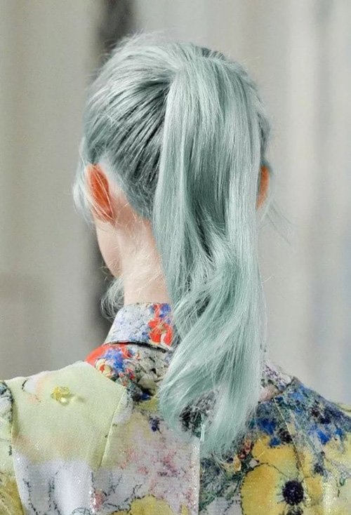 女生碎发太多怎么扎马尾 看看长发女生如何扎马尾