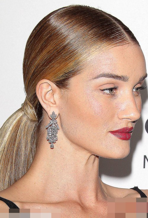 长脸女生怎么扎马尾好看 轻松变身潮女的扎发辫子