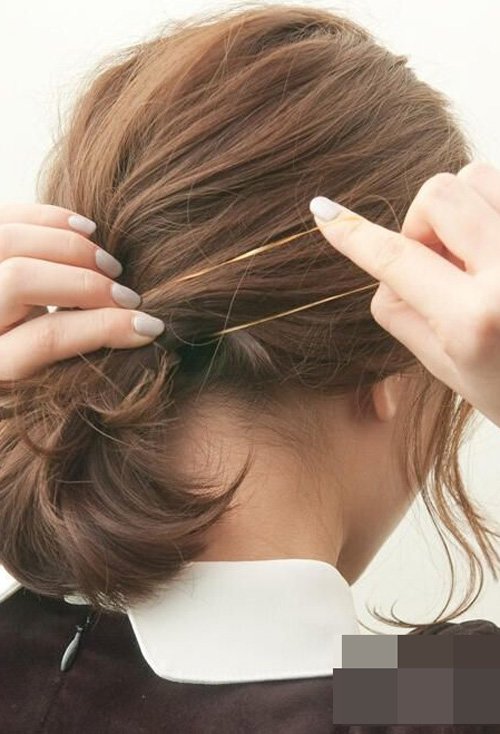 女生扎头顶蓬松马尾图解 教你扎潮流大气款辫发型