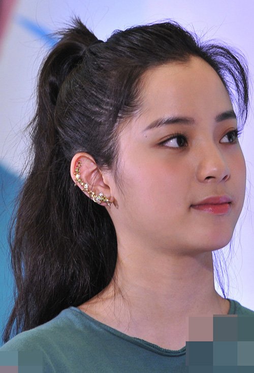 女生扎头顶蓬松马尾图解 教你扎潮流大气款辫发型