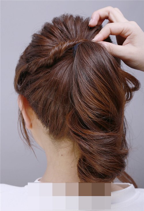 女生扎头顶蓬松马尾图解 教你扎潮流大气款辫发型