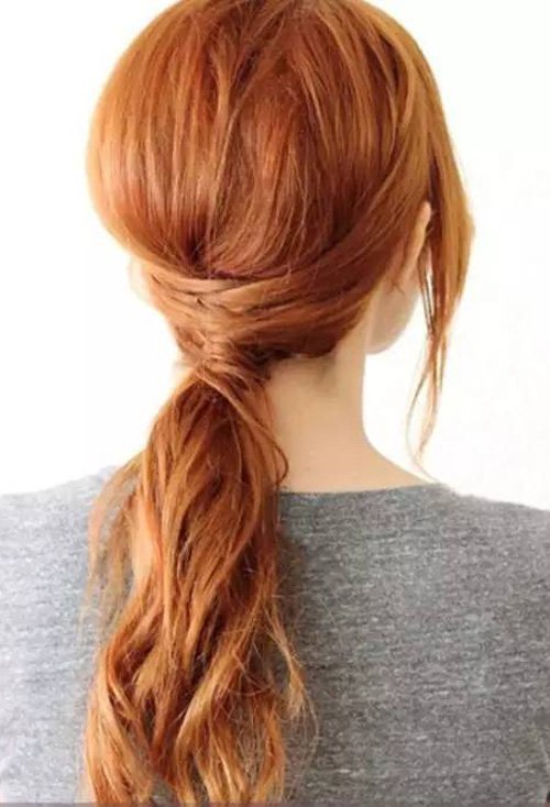 女生扎头顶蓬松马尾图解 教你扎潮流大气款辫发型