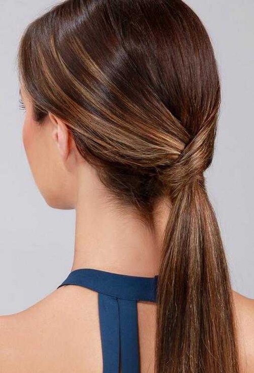 女生扎头顶蓬松马尾图解 教你扎潮流大气款辫发型