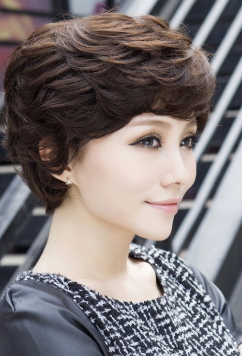 老人时尚短发发型图片 提升女人优雅一面的短发