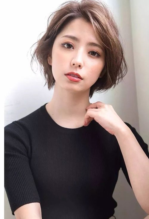 日系温柔款式短头发设计 纯美亮眼的女生卷发图片